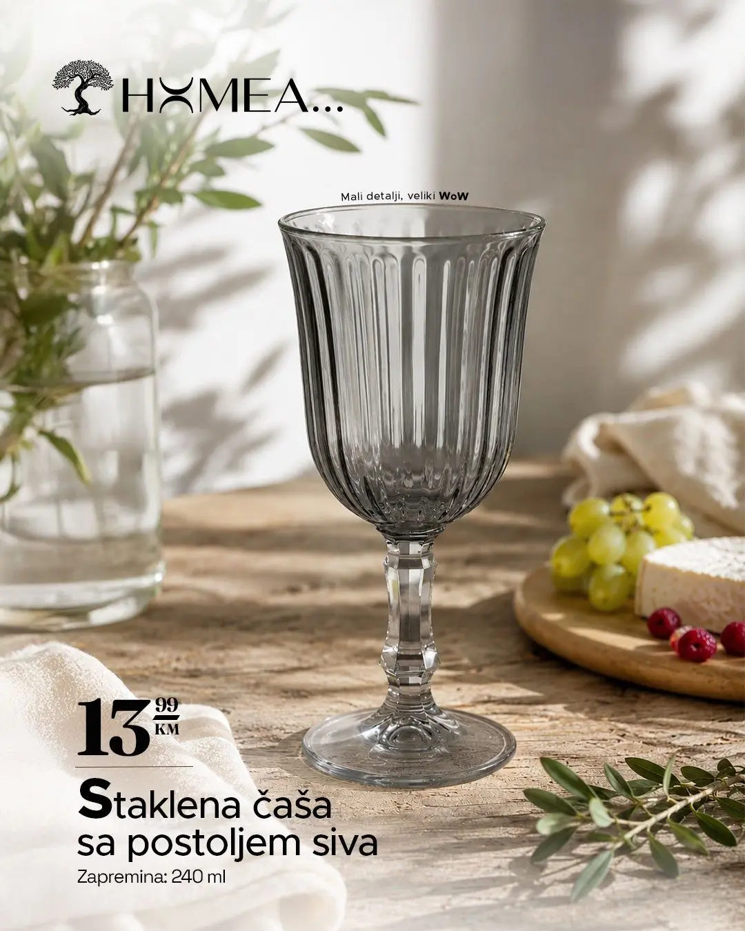 Staklena čaša sa postoljem siva